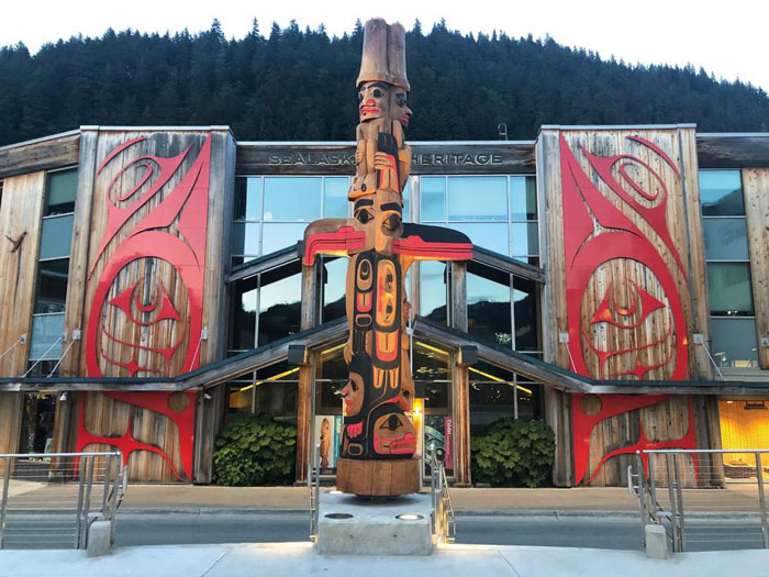 Un totem a 360 gradi di Haida TJ Young appena svelato davanti al Walter Soboleff Building a Juneau. Cortesia del Sealaska Heritage Institute. Foto Brendan Sainsbury