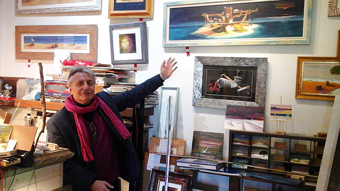 Michele Maione, presidente dell'Archivio Monografico dell'Arte Italiana, nello studio dell'artista Chicchi