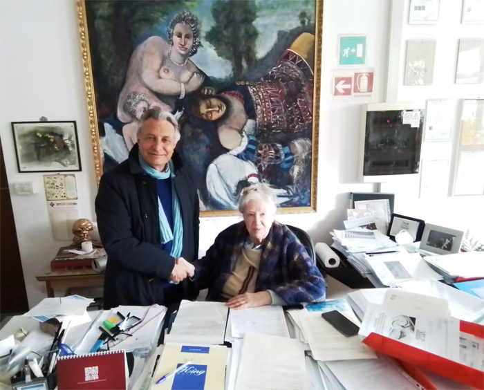 Il presidente dell'Archivio Monografico dell'Arte Italiana, Michele Maione, nello studio dell'artista MARIA PIA CONTENTO