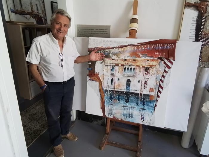 Il presidente dell'Archivio Monografico dell'Arte Italiana, Michele Maione, nello studio dell'artista FULVIO DOT