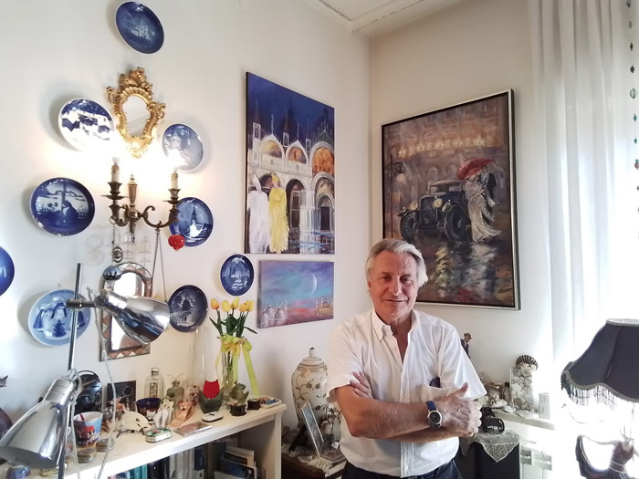 Il presidente dell'Archivio Monografico dell'Arte Italiana, Michele Maione, nello studio dell'artista CARLA FIOCCHI