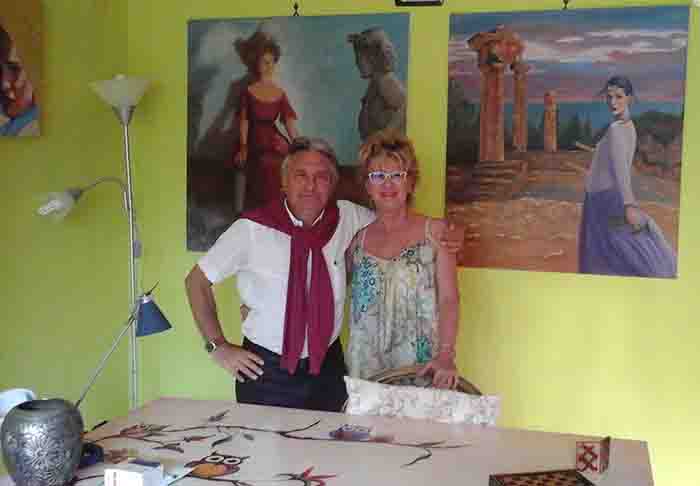 L'artista Cristina Flaviano nel suo stoudio con Michele Maione, presidente dell'Archivio Monografico dell'Arte Italiana