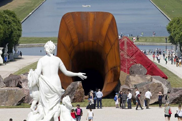 L’opera monumentale “Dirty Corner” di Anish Kapoor