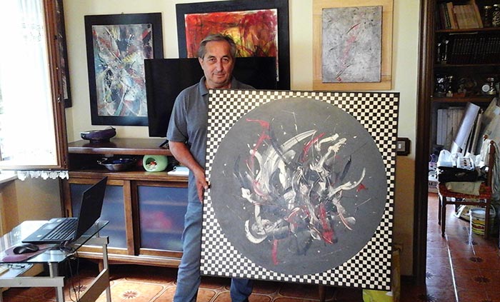 L'artista Vincenzo Gobbi nel suo studio