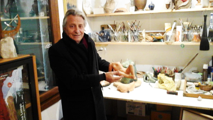 Il presidente dell'Archivio Monografico dell'Arte Italiana, Michele Maione, nello studio dell'artista LUCIANO LONGO