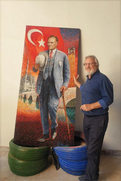 l'artista Menossi ha realizzato un grande mosaico ad Adana, in Turchia. Il committente gli ha chiesto un ritratto di Ataturk, celebre politico turco