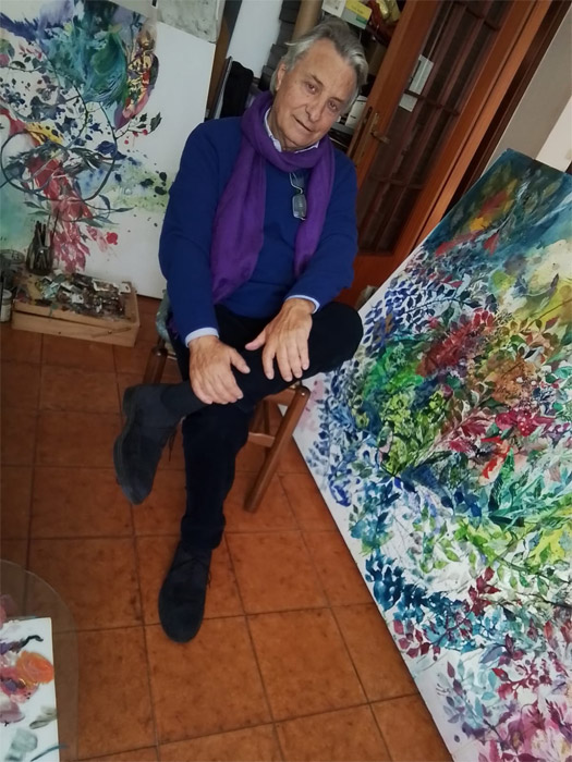 Il presidente dell'Archivio Monografico dell'Arte Italiana, Michele Maione nello studio dell'artista Laura Pozzar