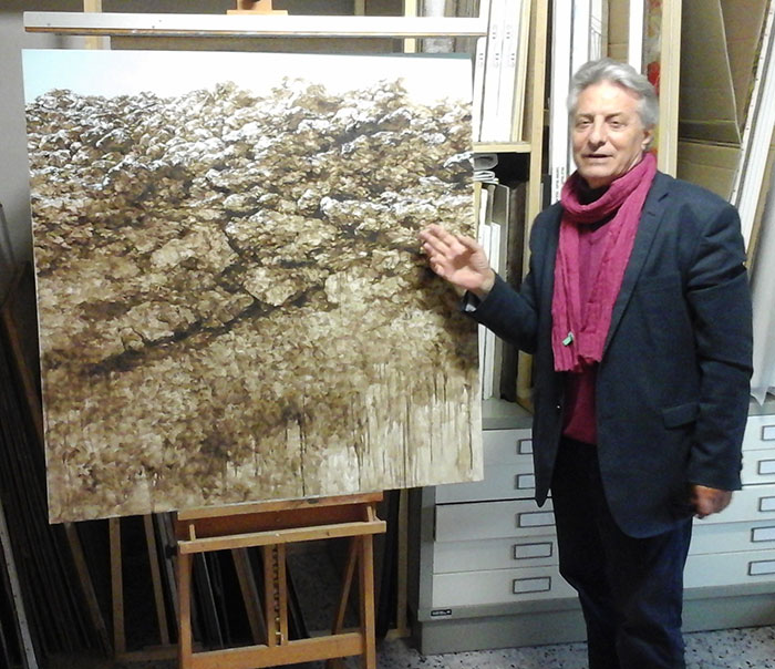 Il presidente dell'Archivio Monografico dell'Arte Italiana, Michele Maione, nello studio dell'artista Ernesto Angelo Ubertiello