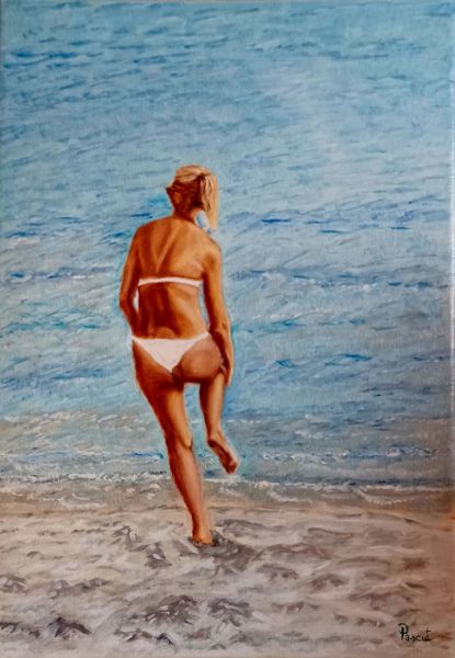 Signora in spiaggia in posizione fenicottero